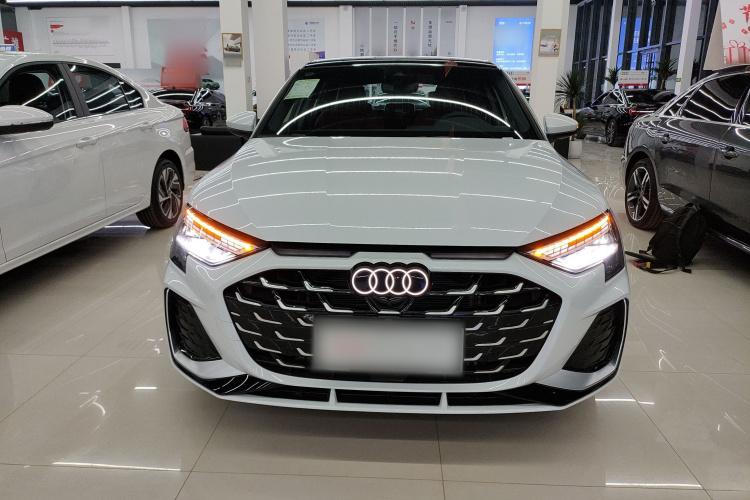 奥迪A3 2025款 Sportback 35TFSI 飞驰尊享型车身外观2