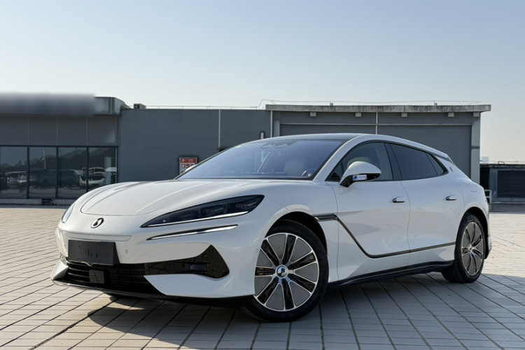 腾势Z9GT 2024款 1100四驱Max版车身外观1