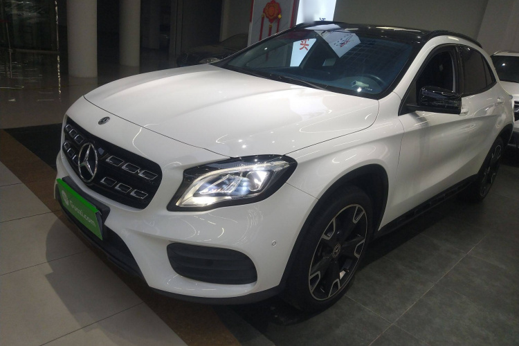 奔驰GLA 2018款 GLA 220 4MATIC 运动型车身外观1