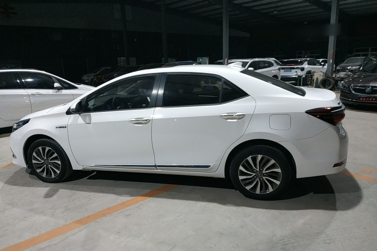 丰田 卡罗拉 2018款 双擎 1.8L E-CVT智尚版车身外观4