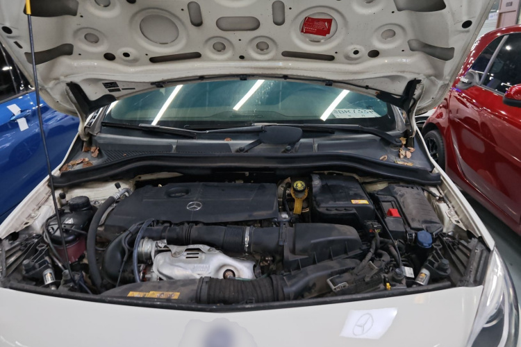 奔驰B级 2012款 B 200机舱底盘24