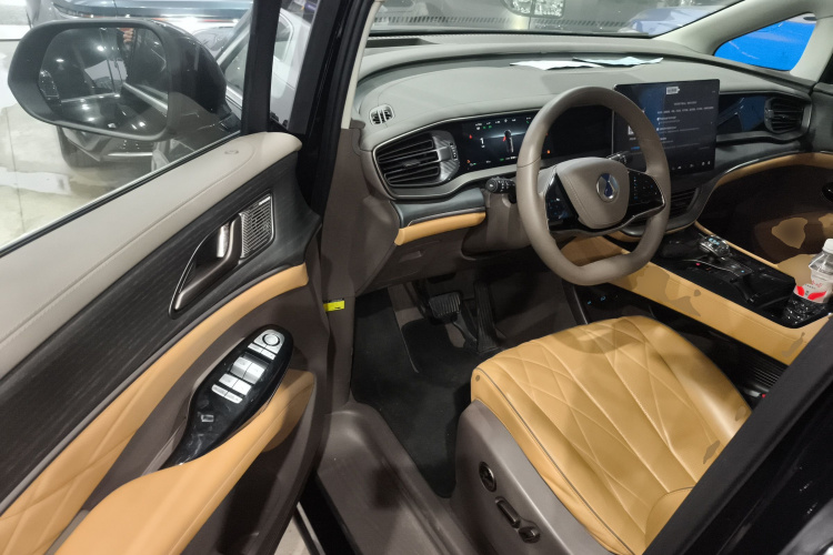 腾势D9 2022款 DM-i 970 四驱尊荣型中控内饰20