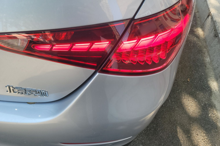 奔驰C级 2022款 改款 C 260 L 运动版车身外观9