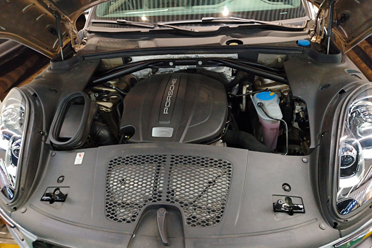 保时捷 2014款 Macan 2.0T机舱底盘24