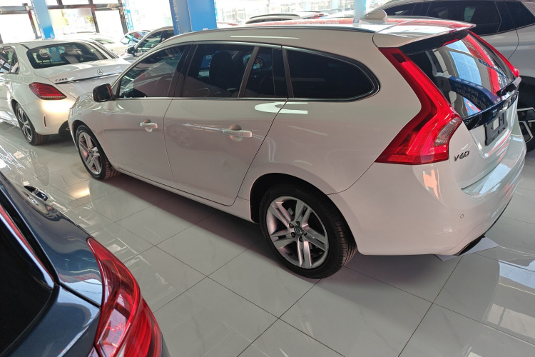 沃尔沃V60 2015款 T5 智雅版车身外观4