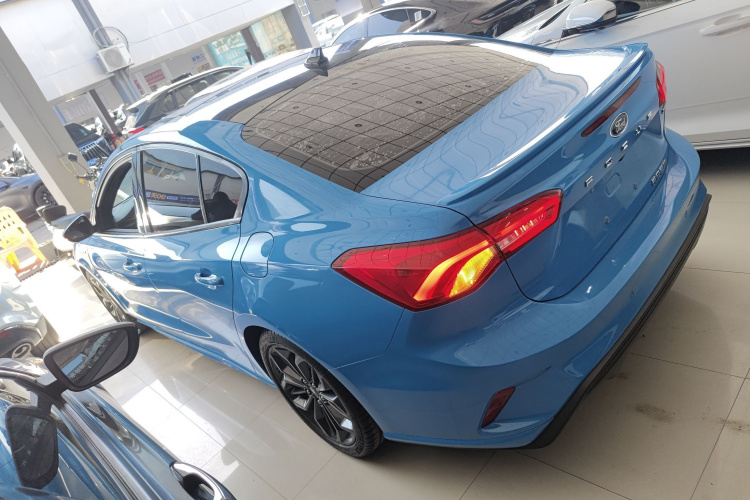 福特 福克斯 2022款 三厢 EcoBoost 180 自动ST Line车身外观4