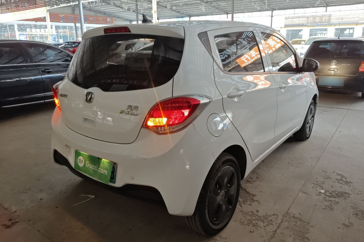 长安欧尚 奔奔E-Star 2021款 国民版 心悦版（快充版）磷酸铁锂（31.95kWh）车身外观7