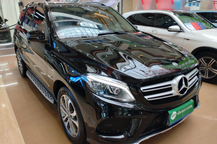 奔驰GLE 2018款 GLE 320 4MATIC 动感型臻藏版车身外观3