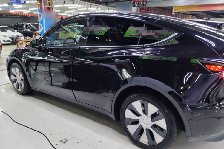 特斯拉 Model Y 2021款 长续航全轮驱动版 3D7车身外观4