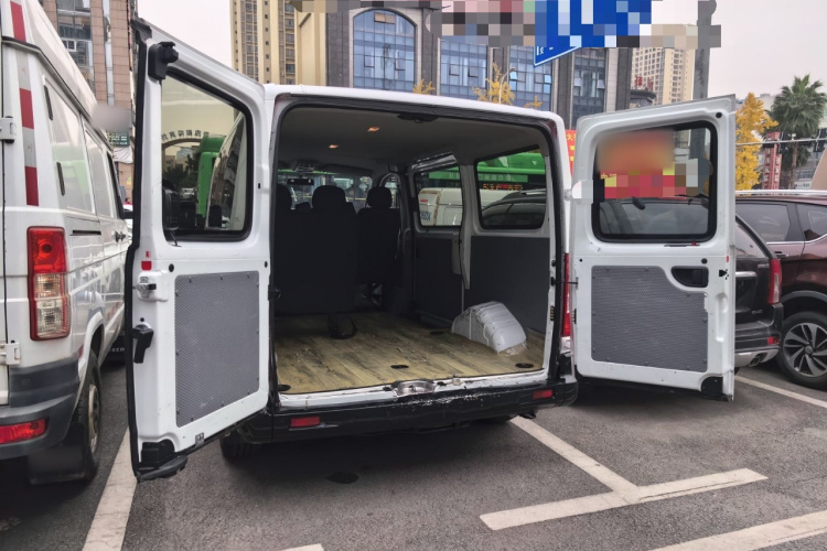 上汽大通MAXUS 新途V80 2019款 2.5T经典款6挡手动傲运通改款短轴超低顶5/6座机舱底盘23