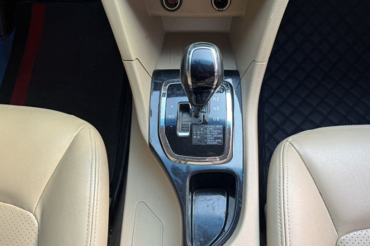 宝骏730 2016款 1.8L iAMT舒适型 7座中控内饰7005