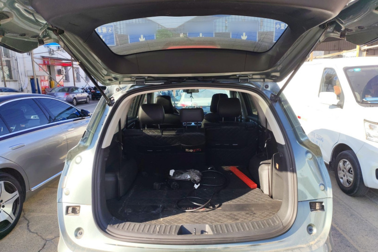 蓝电E5 2023款 1.5L DE-i 100KM畅享型 7座机舱底盘23