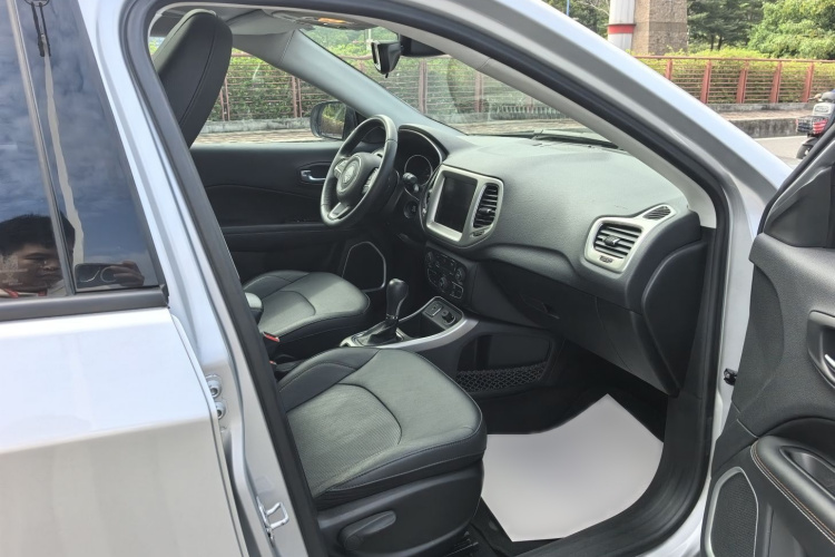 Jeep 指南者 2017款 200T 自动家享版中控内饰7010