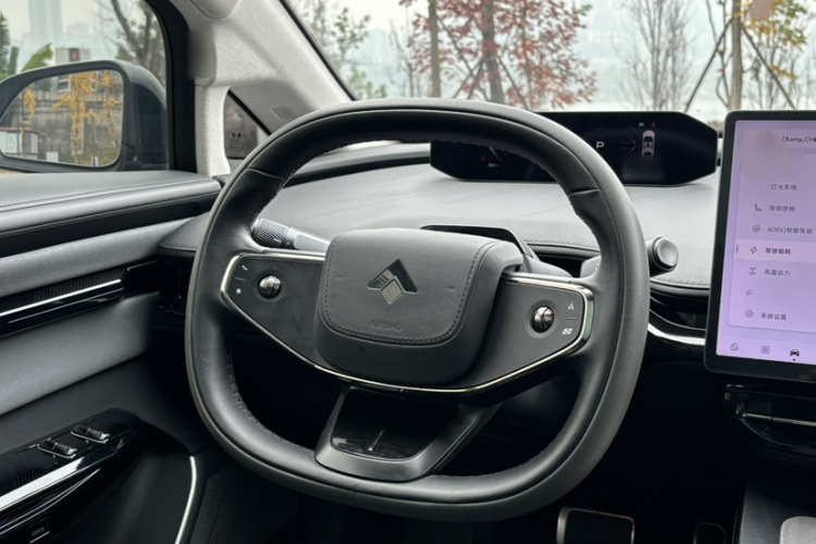 昊铂GT 2023款  710后驱超充七翼版车身外观6014