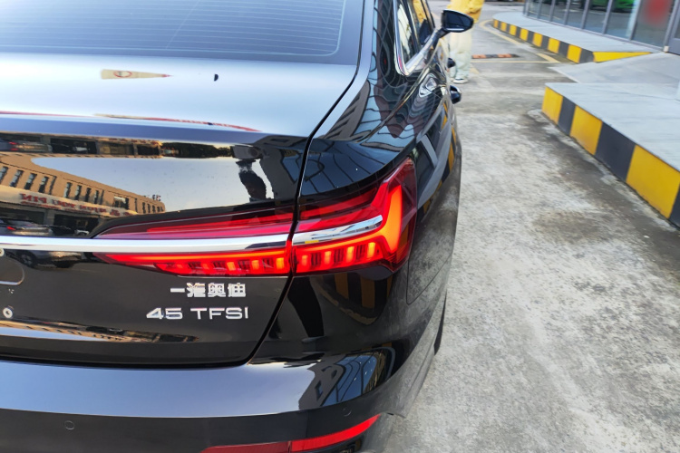 奥迪A6L 2024款 40 TFSI 豪华动感型车身外观9