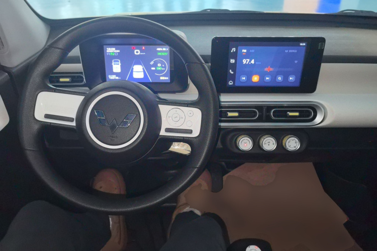 五菱汽车 宏光MINIEV 2024款 第三代 215km 进阶版中控内饰7002