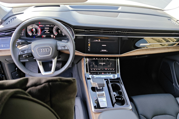 奥迪Q7 2023款 55 TFSI quattro S 尊贵型中控内饰12