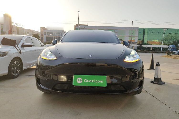 特斯拉 Model Y 2021款 长续航全轮驱动版车身外观2