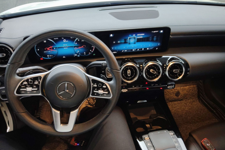 奔驰A级 2021款 A 200 L 运动轿车动感型中控内饰12