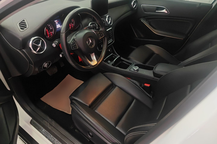 奔驰GLA 2018款 GLA 200 时尚型中控内饰19