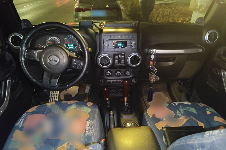 Jeep 牧马人 2014款 2.8TD Sahara 四门版中控内饰12