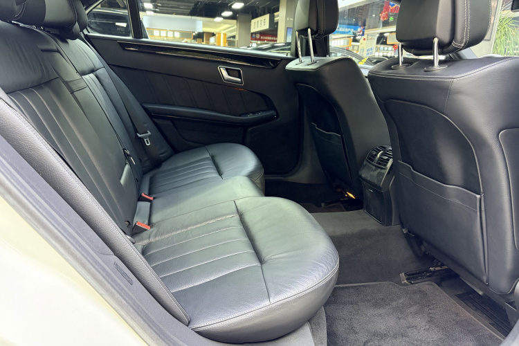 奔驰E级 2014款 改款 E 300 L 运动型中控内饰7011