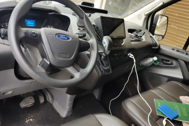 福特 全顺 2019款 2.0T汽油自动多功能商用车短轴低顶6座国VI中控内饰12