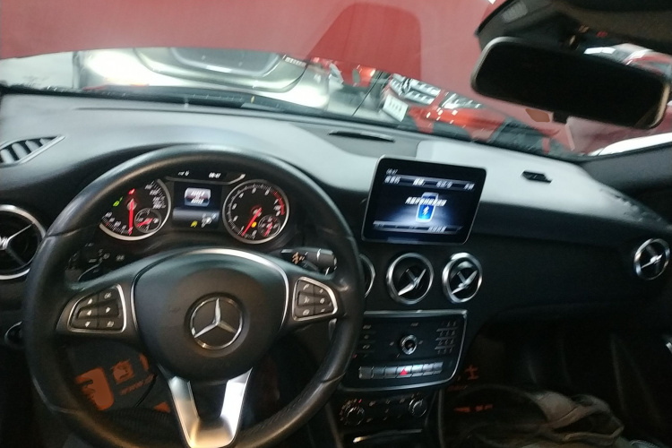 奔驰A级(进口) 2018款 A 200 动感型中控内饰7002