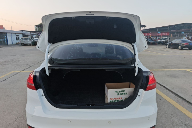 福特 福克斯 2018款 三厢经典 1.6L 自动舒适型智行版机舱底盘23