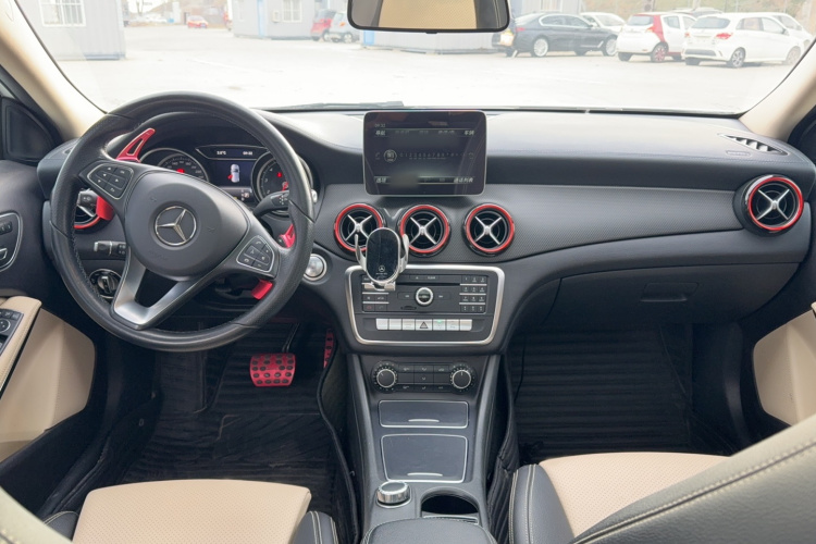 奔驰GLA 2017款 GLA 200 时尚型中控内饰7001