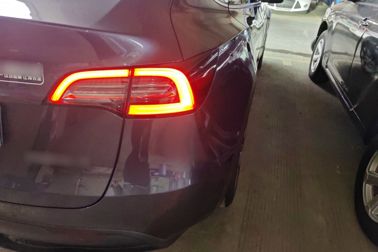 特斯拉 Model Y 2021款 标准续航后驱版车身外观9