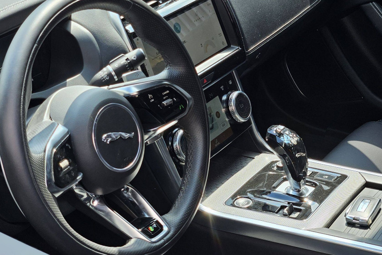 捷豹XEL 2023款 2.0T 250PS R-DYNAMIC S进取运动版中控内饰7003