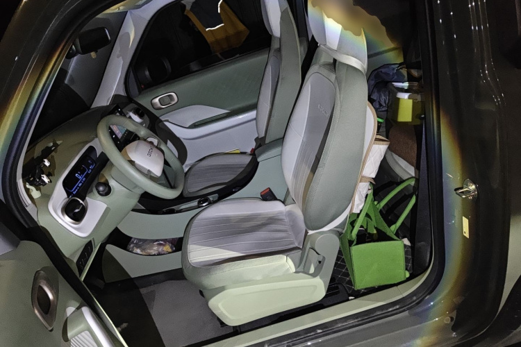 吉利银河 2025款 210km 熊猫骑士中控内饰19