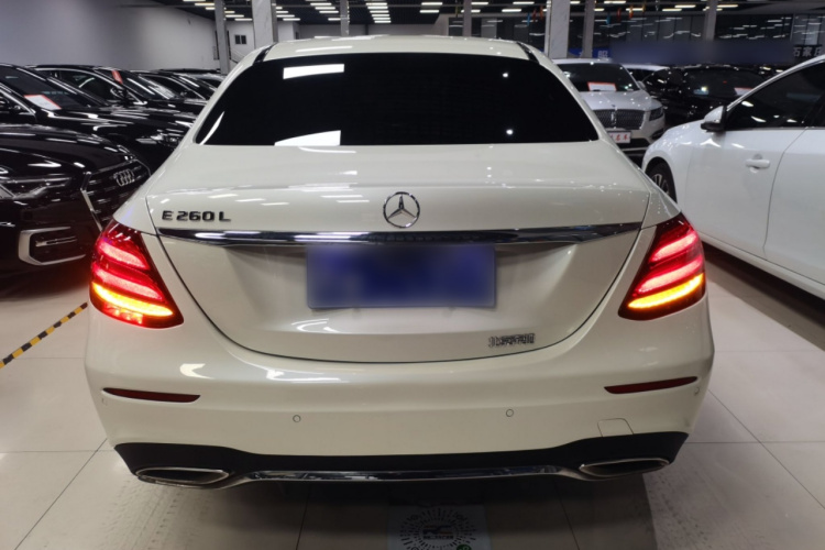奔驰E级 2019款 E 260 L 运动型车身外观6