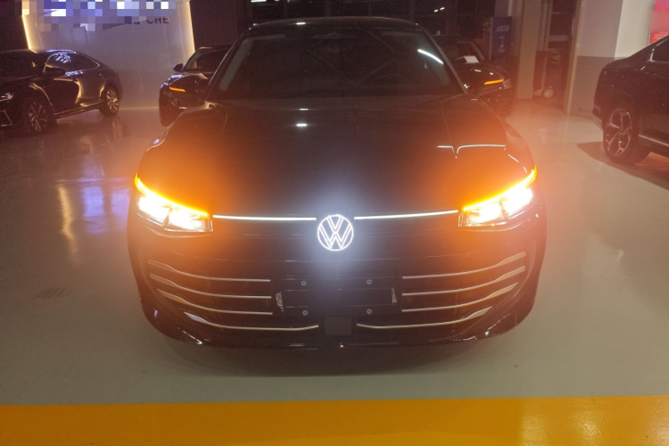 大众 帕萨特 2025款 Pro 380TSI 龙尊版车身外观2