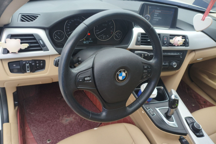 宝马3系 2014款 320i 进取型中控内饰13