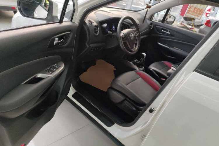 长安CS15 2016款 1.5L 手动豪华版中控内饰20