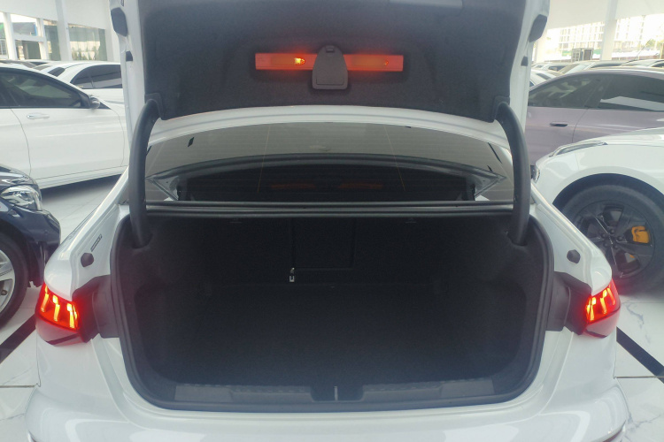 奥迪A3 2023款 A3L Limousine 35 TFSI 时尚运动型机舱底盘23