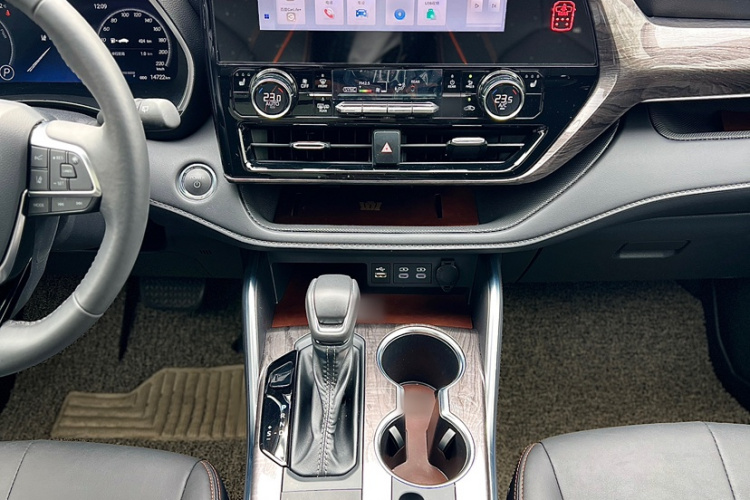 丰田 皇冠陆放 2024款 2.5L HEV四驱豪华版中控内饰7004