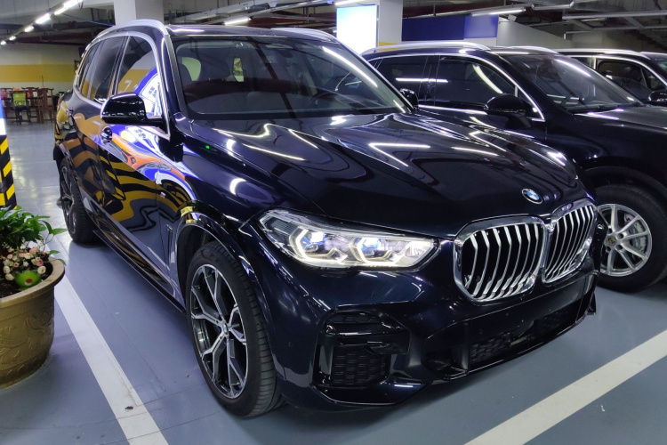 宝马X5(进口) 2022款 xDrive40i 尊享型 M运动套装车身外观3