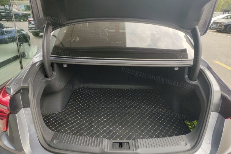 红旗H5 2023款 2.0T 自动智联旗享版机舱底盘23