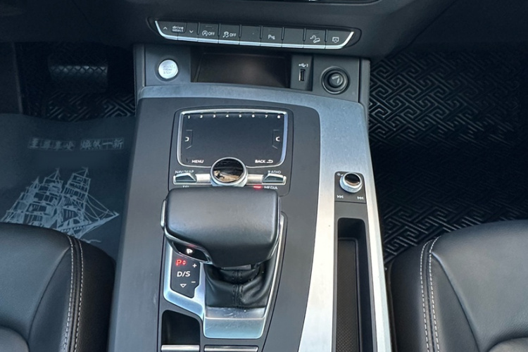 奥迪Q5L 2020款 40 TFSI 荣享时尚型中控内饰7007