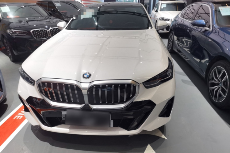 宝马5系 2025款 530Li 领先型 M运动套装车身外观2
