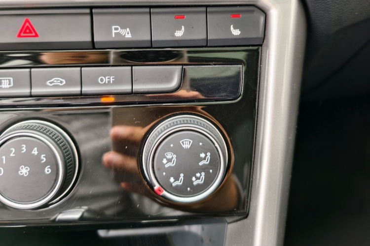 大众 T-ROC探歌 2022款 280TSI DSG两驱精英PLUS中控内饰7010