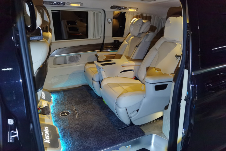 奔驰V级 2021款 V 260 L 长轴距豪华版中控内饰21