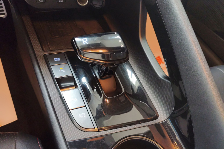 现代 伊兰特 2022款 240TGDi DCT LUX尊贵版局部细节18