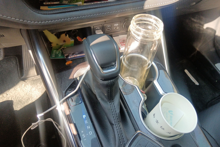 丰田 汉兰达 2024款 2.5L智能电混双擎四驱尊贵版 7座局部细节18