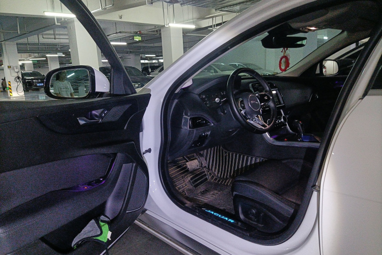 捷豹XEL 2020款 2.0T 200PS S进取优雅版中控内饰7003