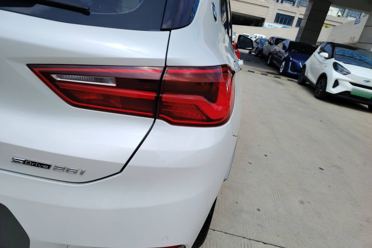 宝马X2 2020款 sDrive25i 领先型M越野套装车身外观9