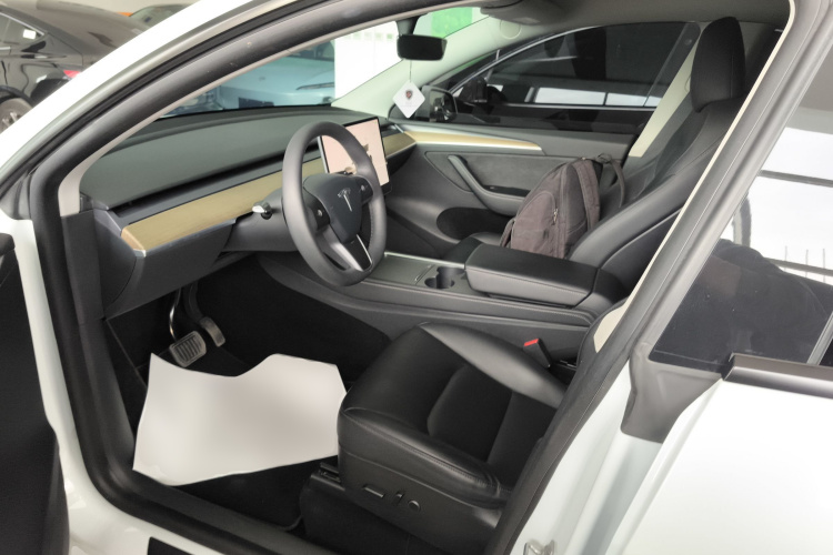 特斯拉 Model Y 2022款 后轮驱动版中控内饰19